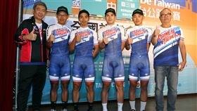 中華隊王聖慜董事長與謝世平教練與中華隊選手合照。（圖／中華民國自由車協會提供）