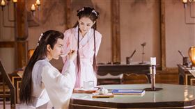 于朦朧和陳鈺琪在《兩世歡》中上演甜蜜又虐心的愛情故事（圖／愛奇藝台灣站提供）