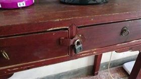 阿公櫃子深鎖「鑰匙不見了」　孫一開傻眼　網笑翻：裝飾品
櫃子 鎖頭
圖／翻攝自爆廢公社公開版