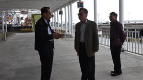 澎湖防疫　賴峰偉視察海運旅客入境動線武漢肺炎疫情持續升溫，澎湖縣長賴峰偉（中）27日也前往馬公港視察旅客入境防疫動線。（澎湖縣政府提供）中央社  109年2月27日