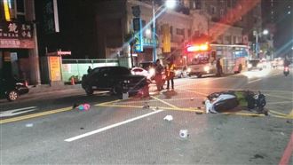 轎車警局大迴轉　騎士撞上倒地哀號