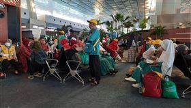 原定副朝覲印尼旅客 在機場無法啟程沙烏地阿拉伯為防新型冠狀病毒入侵，27日宣布暫時禁止外國旅客入境副朝覲，有超過千名旅客在雅加達蘇卡諾哈達國際機場等待啟程，卻被通知班機取消。（印尼民眾赫尼提供）中央社記者石秀娟雅加達傳真　109年2月27日