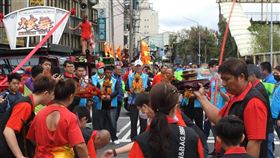 地方宮廟齊心防疫　活動縮小規模（1）武漢肺炎疫情延燒，地方宮廟配合政府防疫措施，儘量縮小活動規模，減少人群聚集，以廟方幹部參與為主。圖為新莊衡星宮恭迎祖廟台西溪頂昭安府開基老祖李天池府千歲北巡賜福遶境活動。中央社記者王鴻國攝　109年2月27日