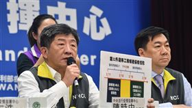 中央流行疫情指揮中心記者會中央流行疫情指揮中心27日舉行記者會，指揮官陳時中（左）會中說明第32例外籍看護於2月16日至24日間的活動軌跡與接觸者檢疫情形，呼籲同時段出入者自主健康管理14天。中央社記者林俊耀攝  109年2月27日