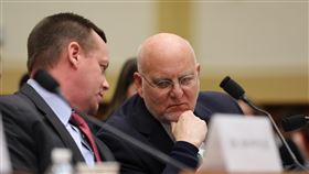 美疑似社區傳播 疾管中心認感染風險低美國26日出現首例疑似社區傳播案例，疾病管制暨預防中心主任芮斐德（右）27日出席眾議院聽證會時強調，美國民眾感染風險仍低。中央社記者徐薇婷華盛頓攝　109年2月28日