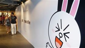 LINE將於3月1日啟用全新官方帳號，並按照每月群發訊息數量分級計費。受影響的公眾人物、股市分析師等群發訊息戶，近期紛紛跳槽到其他軟體平台。（中央社檔案照片）