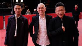 日子柏林影展首映　蔡明亮登紅毯蔡明亮（中）率演員亞儂．弘尚希（左）和李康生出席「日子」柏林影展全球首映會。中央社記者林育立柏林攝　109年2月28日