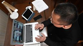 肺炎疫情衝擊中國筆電銷售  卻也帶來新商機受2019冠狀病毒疾病影響，中國近期興起遠程辦公、網路課程的風潮，帶來另一波筆記型電腦的商機。圖為瀋陽師範大學一位老師透過網路授課。（中新社提供）中央社  109年2月27日