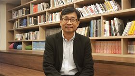 人權館提供各式人權素材扎根教育（2）二二八事件73週年，國家人權博物館長陳俊宏積極推廣人權教育，他說，「我們不能重蹈覆轍，要透過教育，讓人權成為捍衛的力量」，並希望透過活動與文學的方式讓民眾更認識人權的價值。中央社記者鄭景雯攝　109年2月28日