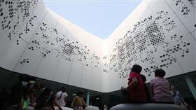 因應武漢肺炎疫情對文化事業的影響，文化部27日表示，預計共將投入約新台幣15億元，協助藝文產業復甦。圖為衛武營國家藝術文化中心。（中央社檔案照片）