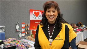 鮑潘曉黛投身公益20年旅美僑胞鮑潘曉黛成立幫幫忙基金會20多年，歷年來已捐出400多個貨櫃到世界23個國家。中央社記者林宏翰洛杉磯攝　109年2月28日