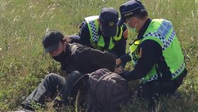 外籍男闖桃機跑道爬上班機起落架　航警逮人中華航空飛往帛琉的CI-28班機2日下午起飛前，突然有一名外籍男子（左黑衣）闖入跑道，並爬上飛機起落架，班機因此延誤，目前男子已遭航警逮捕，展開調查。（翻攝畫面）中央社記者吳睿騏傳真　108年11月2日