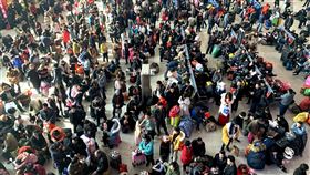 春運估達30億人次 中國官方：千方百計增加運力被稱為「地球上最大規模的人口遷徙」中國春節運輸（春運）即將登場。中國官方預估2020年春運將達30億人次。圖為2019年春運的福州火車站候車室。（中新社提供）中央社 108年12月19日　