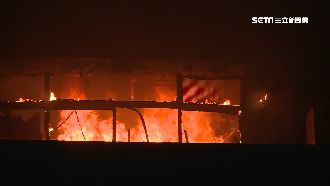 頂樓烈焰屋主1家3口逃　巷弄急移車