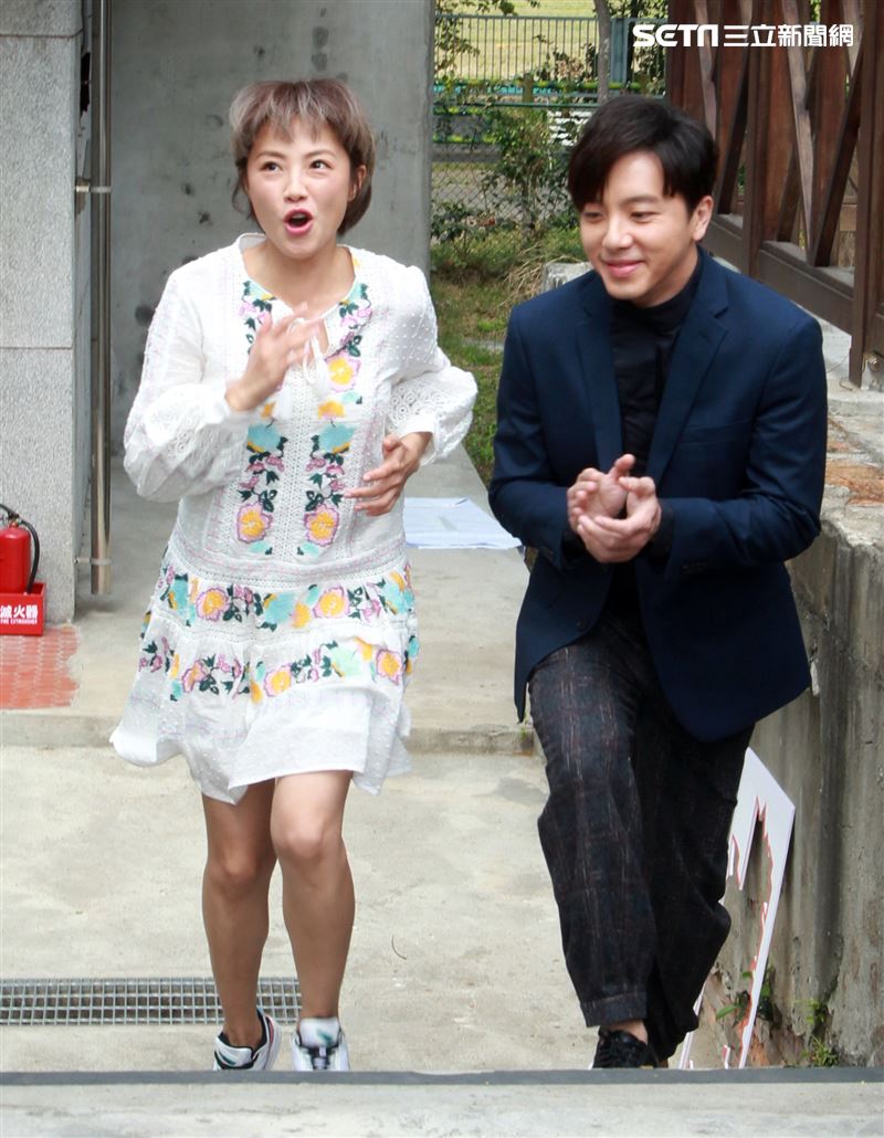 「姊妹們追吧」男女主角坤達、張允曦(小8)出席首映記者會。（記者邱榮吉/攝影）