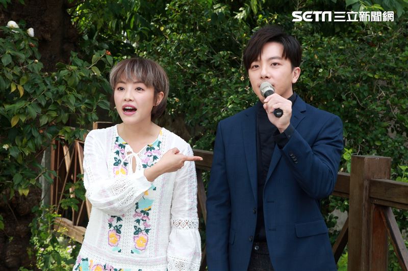 「姊妹們追吧」男女主角坤達、張允曦(小8)出席首映記者會。（記者邱榮吉/攝影）