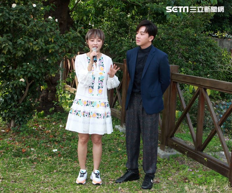 「姊妹們追吧」男女主角坤達、張允曦(小8)出席首映記者會。（記者邱榮吉/攝影）