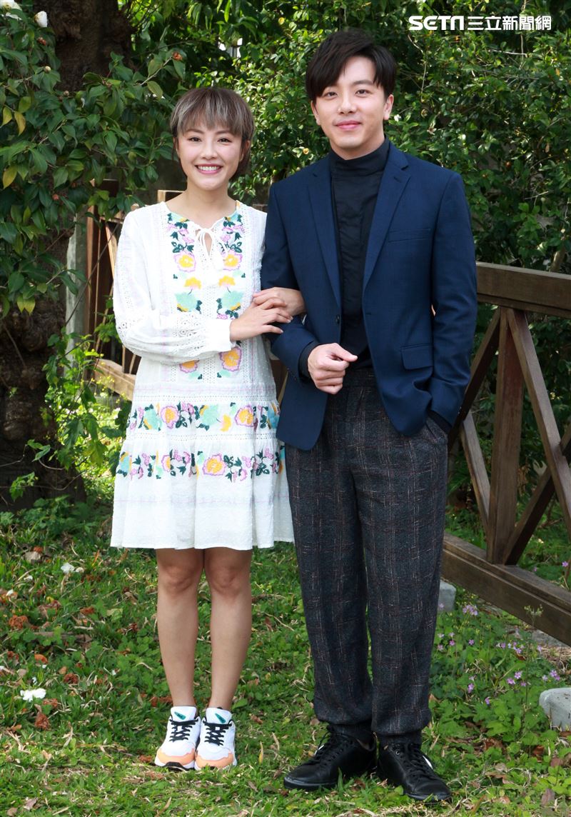 「姊妹們追吧」男女主角坤達、張允曦(小8)出席首映記者會。（記者邱榮吉/攝影）