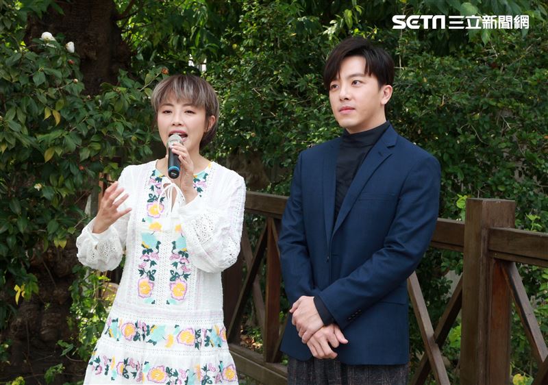 「姊妹們追吧」男女主角坤達、張允曦(小8)出席首映記者會。（記者邱榮吉/攝影）