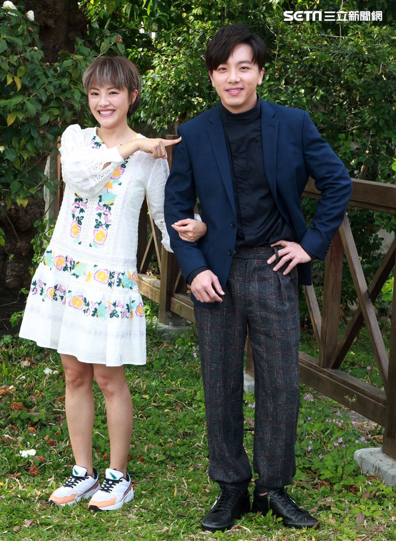 「姊妹們追吧」男女主角坤達、張允曦(小8)出席首映記者會。（記者邱榮吉/攝影）