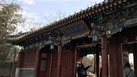 北大120週年校慶前　傳元培學院領導層集體辭職北京大學5月4日將舉行120週年校慶，近期卻傳出元培學院常務副院長李沉簡撰文表示「自由從來不是天上掉下來的」，並與院長鄂維南、通識副院長張旭東一同請辭。圖為北大校門。（資料照片）中央社記者繆宗翰北京攝　107年3月24日
