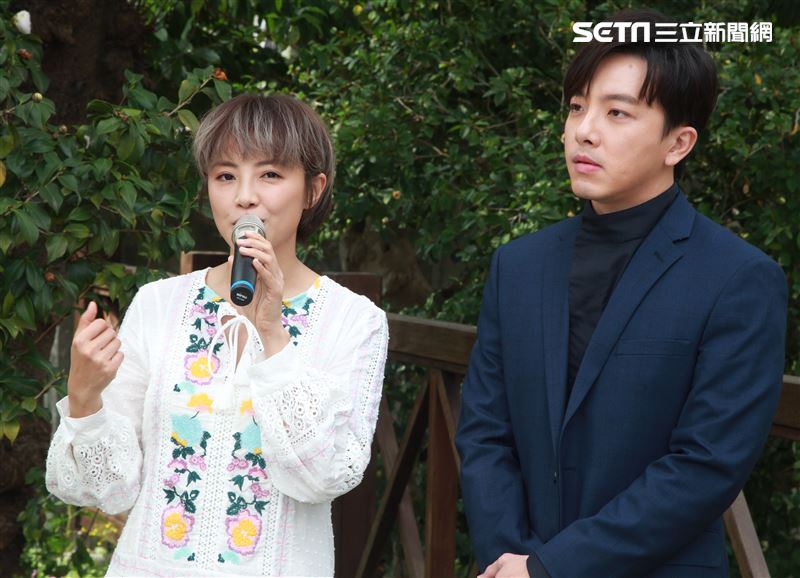 「姊妹們追吧」男女主角坤達、張允曦(小8)出席首映記者會。（記者邱榮吉/攝影）