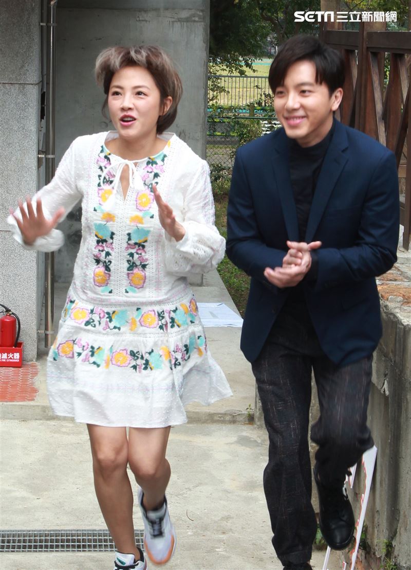 「姊妹們追吧」男女主角坤達、張允曦(小8)出席首映記者會。（記者邱榮吉/攝影）