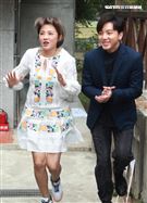 「姊妹們追吧」男女主角坤達、張允曦(小8)出席首映記者會。（記者邱榮吉/攝影）