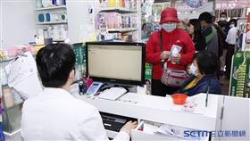 口罩實名制上路，民眾在康杏藥局排隊搶買口罩，系統出現當機。（圖／記者林聖凱攝影）