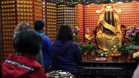 年初二拜財神（1）26日大年初二，民眾到宮廟拜財神爺與土地公，祈求財運亨通。中央社記者郭日曉攝  109年1月26日