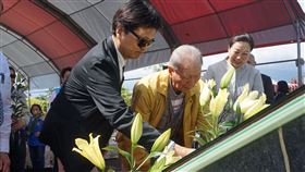 二二八受難者花蓮追思會獻花花蓮縣二二八關懷協會28日舉行二二八紀念儀式暨追思音樂會，95歲的廖丙盛（前中）是今年唯一出席的受難者，由兒子與縣長徐榛蔚（前右）陪同獻花。中央社記者張祈攝　109年2月28日