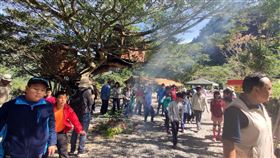 台東永安國小學童施放狼煙（1）台東縣鹿野鄉永安國小師生28日走訪日治時期的上里警察官舍駐在所、現在的「卡米莎度樹屋園區」聆聽當年的故事，並學習施放狼煙。中央社記者盧太城台東攝　109年2月28日