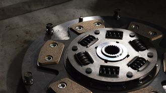 保養愛車竟發現被放1物！避震器嚴重鏽蝕