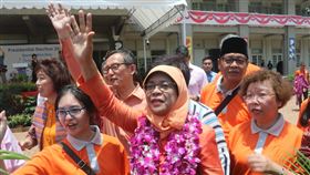 哈莉瑪成為新加坡總統 向群眾揮手致意新加坡總統選舉結果13日揭曉，新加坡選舉官中午宣布哈莉瑪自動當選，成為首位女性總統，圖為哈莉瑪（前排中）向在提名中心人民協會總部現場的群眾揮手致意。中央社記者黃自強新加坡攝  106年9月13日