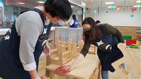 慎防武漢肺炎疫情擴散　台中親子館閉館到4月武漢肺炎疫情嚴峻，全台確診個案累積達34例，台中市親子館為降低疫情擴散風險，宣布將暫時閉館至4月6日。圖為親子館工作人員加強館內消毒。（台中市社會局提供） 中央社記者趙麗妍傳真　109年2月28日