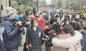 武漢肺炎（COVID-19、新冠肺炎）疫情延燒，中國江蘇一名確診王姓男子24日痊癒出院，社區居民特地盛大舉辦派對恭喜他康復；豈料，王男27日經採驗後竟「再度轉陽」，讓已經歷過一次隔離的大樓再度被封，連當天到場的媒體、民眾與司機也一併被隔離。（圖／翻攝自無線徐州微博）