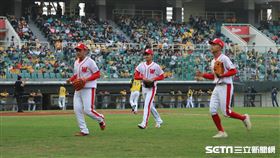 ▲公辦熱身賽味全龍中信兄弟謝榮瑤徐若熙曾陶鎔羅傑斯龍象大戰。（圖／記者劉彥池攝影）