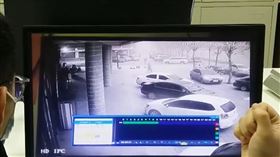 武漢肺炎（COVID-19、新冠肺炎）疫情延燒，中國山東一名男子前往某超市購物，因不滿菜價太高，於是在超市門口貼出一張「緊急通告」報復，聲稱該超市本月7日發現一名疑似病患，故被勒令暫停營業。店長看到公告後氣得報警，事後警方也依擾亂公共秩序之嫌將這名造謠的男子拘留10日。（圖／翻攝自北京時間）