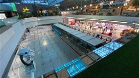 疫情衝擊　二二八連假桃機旅運量僅同期2成多二二八連續假期登場，但今年受到武漢肺炎疫情衝擊，原應充滿出國人潮的桃園國際機場28日顯得相當空曠，機場旅運量連續幾天已縮減為去年同期的2到3成。圖為移民署證照查驗櫃檯前全無民眾排隊。中央社記者邱俊欽桃園機場攝　109年2月28日