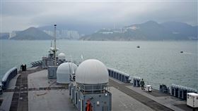 中國外交部2日宣布，即日起暫停審批美國軍艦赴香港休整的申請。圖為4月美國兩棲指揮艦藍嶺號抵香港。（圖取自美國太平洋艦隊網頁cpf.navy.mil）