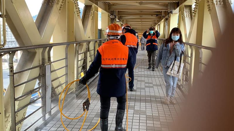 確診女看護曾搭淡水線　竹圍站大消毒