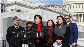 疫情假訊息流竄 亞太裔美國議員憂排華情緒上升美國國會亞太裔黨團（CAPAC）主席趙美心（左3）28日召開記者會表示，針對亞裔美國人的不實疫情傳言及迷思引發排華情緒，導致有亞裔民眾遭攻擊及亞洲餐廳遭抵制情況。中央社記者徐薇婷華盛頓攝 109年2月29日