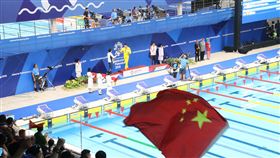 ▲孫楊在頒獎牌上，中國球迷揮舞國旗。（圖／記者蕭保祥攝）