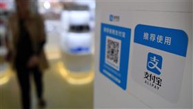 紅色共享經濟席捲  日媒：個資恐陷風險中國大陸電商龍頭阿里巴巴集團決定在日本提供手機支付服務（支付寶）。日本經濟新聞今天分析，中國大陸共享經濟正席捲日本，背後存在共產黨體制國家的企業掌握日本人支付和個人資訊的政治風險。（中新社提供）中央社  106年8月22日