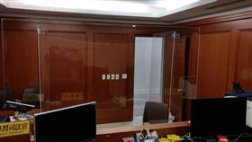 ▲台北地檢署在偵查庭內，以壓克力板做隔離防疫。（圖／翻攝畫面）