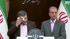 伊朗衛生部官員，確診前記者會，頻頻擦汗和咳嗽。（圖／翻攝自YouTube）