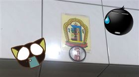 買房看到大門上奇怪的鏡子與照片，引發網友熱烈回應。（圖／翻攝自買房知識家Q你的A）