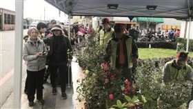 花蓮植樹節活動延期因應武漢肺炎疫情，原定3月5日由花蓮縣政府、花蓮林區管理處及東華大學共同舉辦的植樹節活動延期，其餘場次的贈苗及護樹活動地點均屬戶外，風險較低，將照常舉辦。圖為108年贈苗活動。中央社記者李先鳳攝　109年2月29日