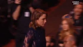 不少女星一聽到是《軍官與間諜》的羅曼波蘭斯基後，立刻憤怒離席。 推特影片截圖