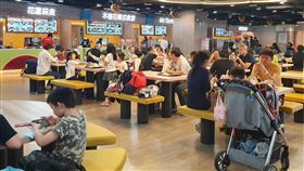 疫情波及餐飲業  掀市場淘汰賽產業人士表示，這波疫情，會將餐飲業高房租、高成本的弱勢暴露出來，而每當市場大環境不好時，就是汰弱留強的生存戰。中央社記者江明晏攝 109年2月29日